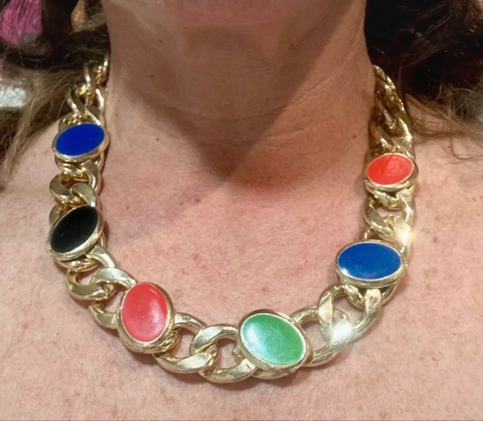 Collar H&M dorado cadena gruesa con colores